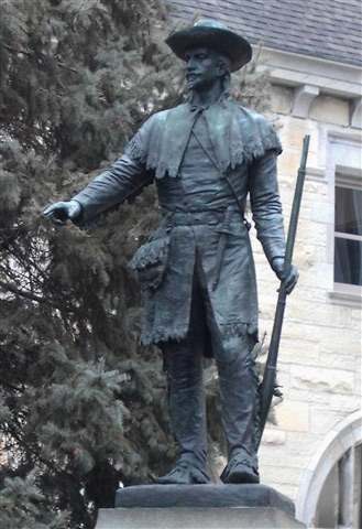 Louis Jolliet devant la bibliothque de Jolliet en Illinois